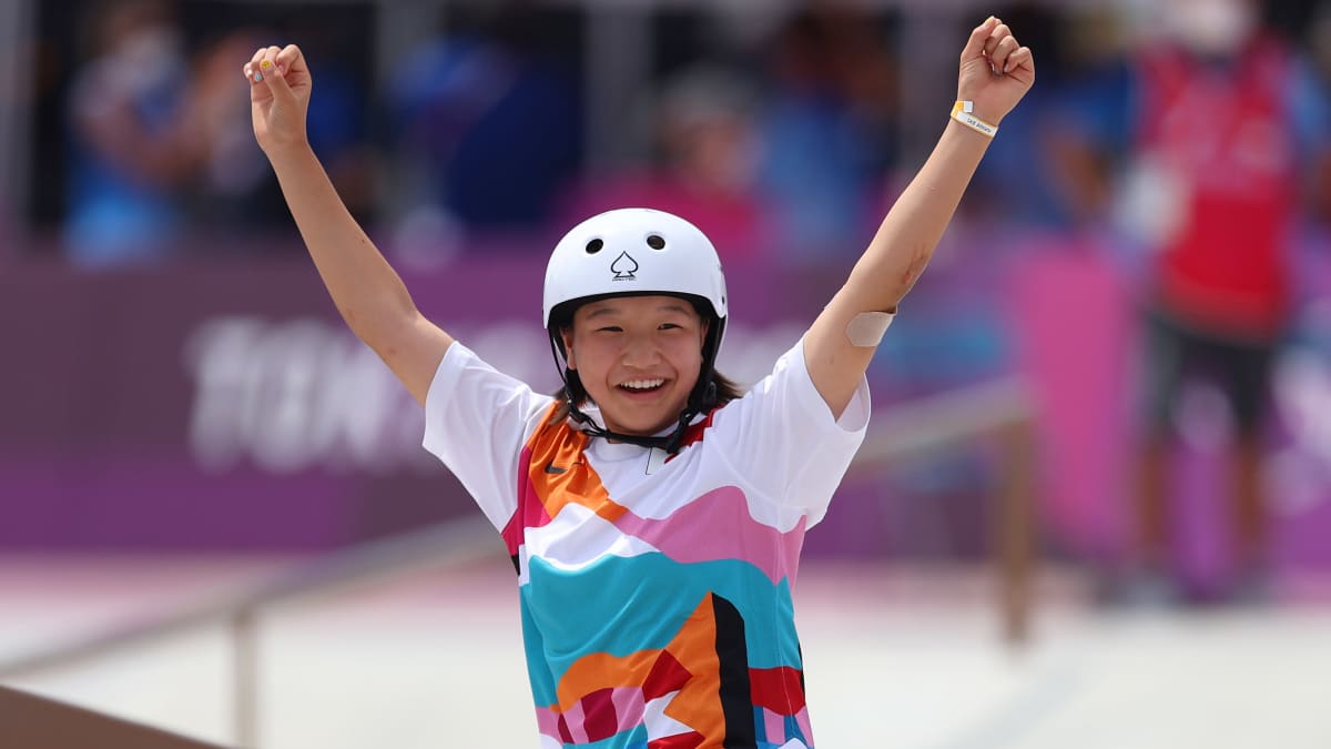 Momiji Nishiya juhli olympiakultaa naisten street-rullalautailussa.