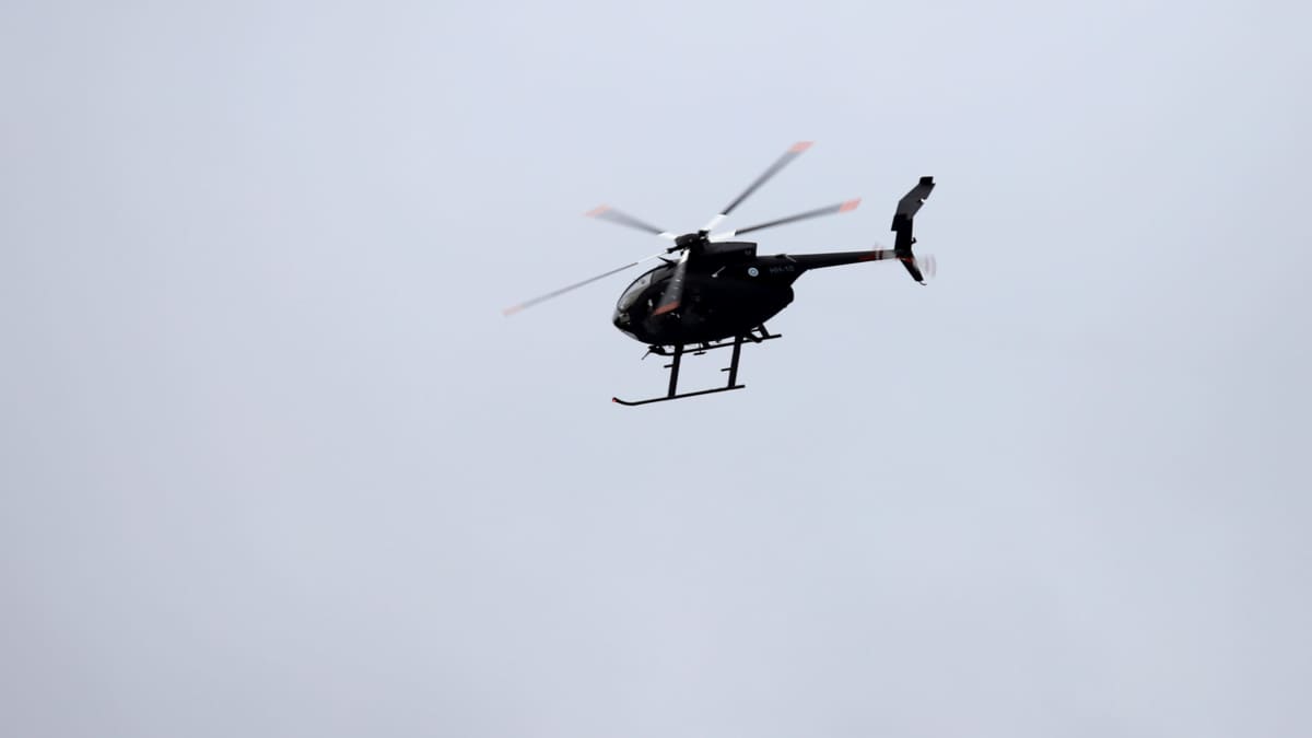 Musta MD-helikopteri ilmassa