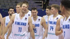 Petteri Koponen ja muut Suomen pelaajat hymyilevät ryhmässä.