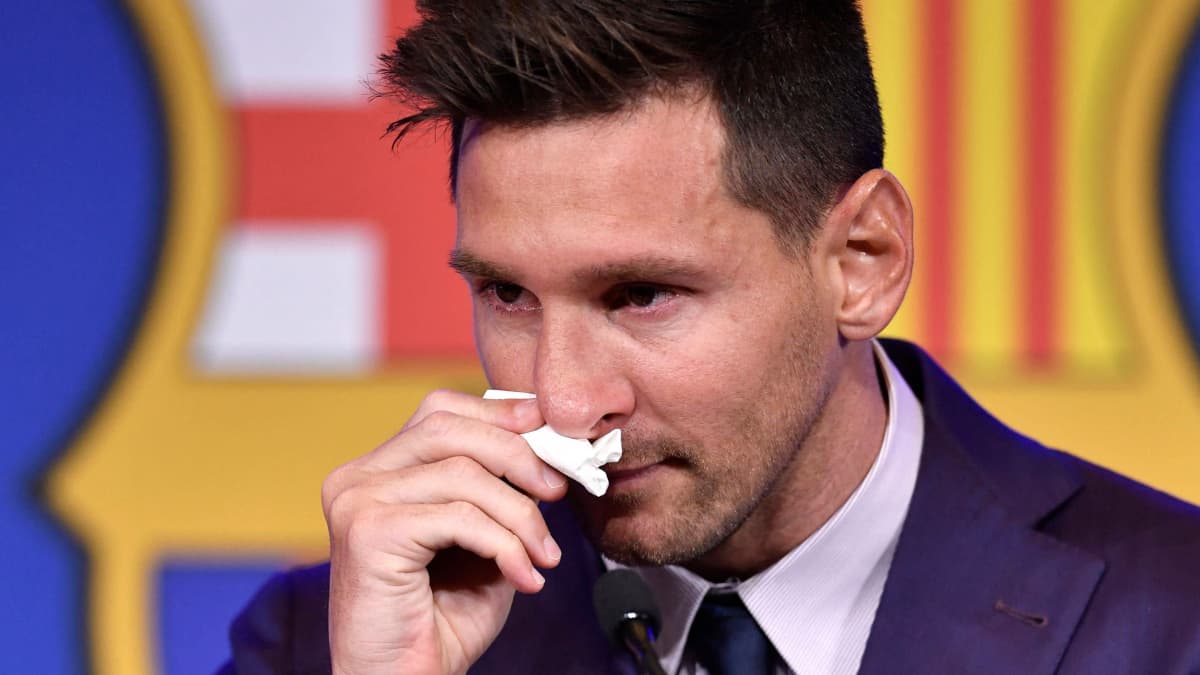 Leo Messi torkar sig med näsduk.