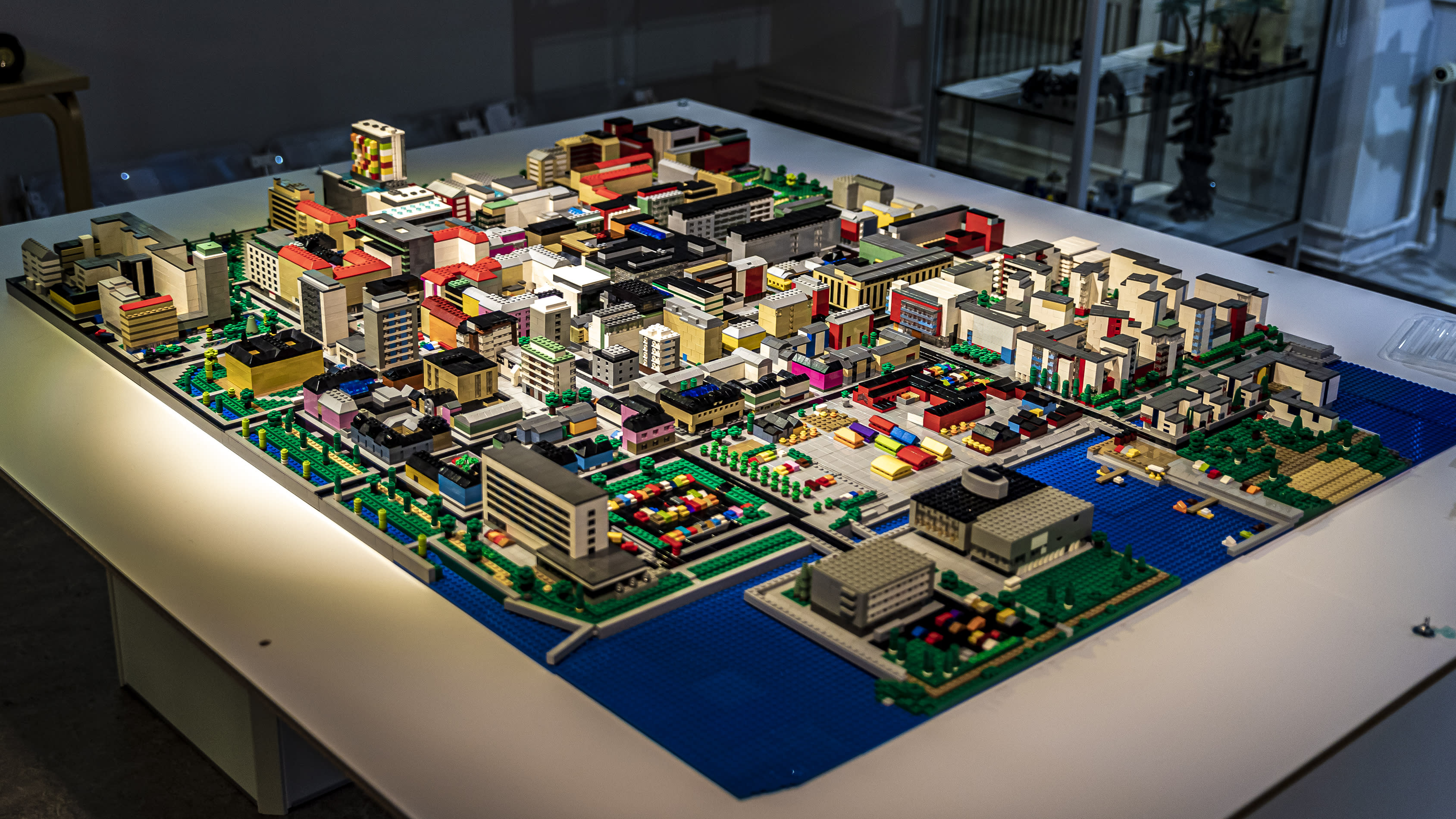 Tuomas Kukkamaa rakensi Oulun keskustan 25 000 Lego-palikasta - katso värikästä kaupunkia lintuperspektiivistä