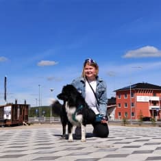 Unna Junnán juontaja Marianne Ketola Rihku-koiran kanssa Inarin torilla.
