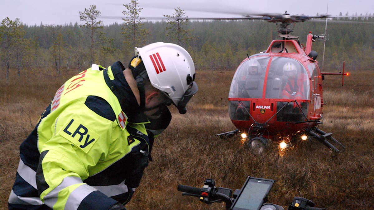 Pelastushelikopteri Aslak laskeutuu Sodankylän palopäällikön Lasse Rytkösen viereen