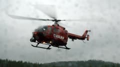 Pelastushelikopteri Aslak laskeutuu huonossa säässä