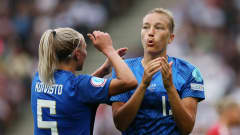 Emma Koivisto ja Jenny Danielsson jalkapallon EM-kisoissa kesällä 2022.