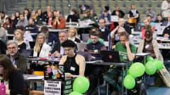 Vihreiden puoluekokous Joensuussa. Puolueväkeä kuuntelemassa puheita. 21.5.2022