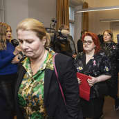 Tehys ordförande Millariikka Rytkönen (i mitten) och KT:s förhandlare Henrika Nybondas-Kangas (till vänster) anländer till riksförlikningsmannens byrå.