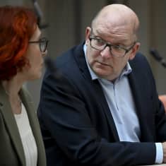 Palvelualojen ammattiliiton PAMin puheenjohtaja Annika Rönni-Sällinen ja Teollisuusliiton puheenjohtaja Riku Aalto SAK:n ammattiliittojen mediatilaisuudessa Helsingissä 21. syyskuuta 2023.