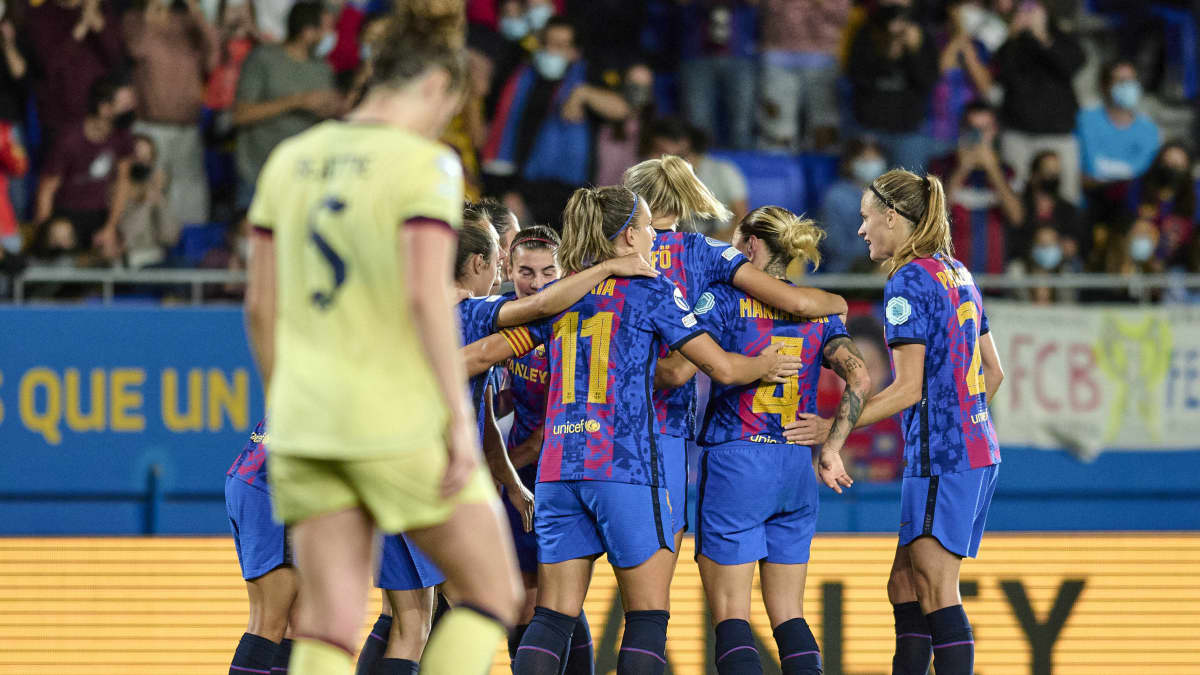 FC Barcelonan naisten joukkue juhlii maalia ringissä. Etualalla pettynyt Arsenal-pelaaja.