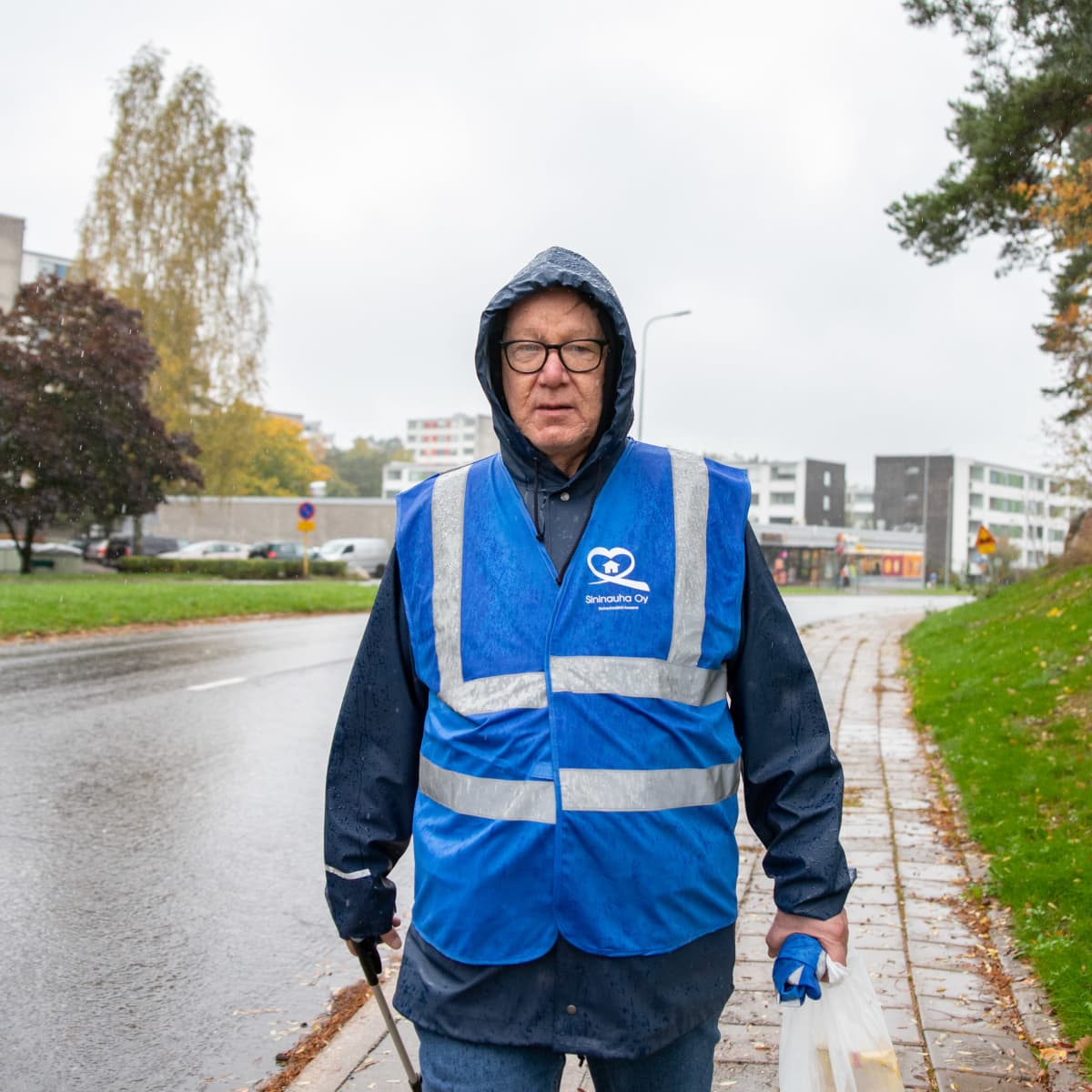 Pekka Kiuru kävelee Hepokullassa sateessa.