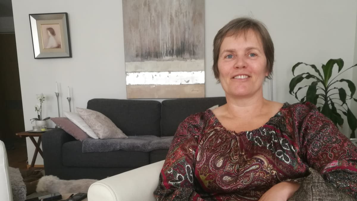 Toiminnanjohtaja Nina Karunevan mukaan ikihmiset ovat innostuneen Turun Seudun Vanhustuen videokokouksista.
