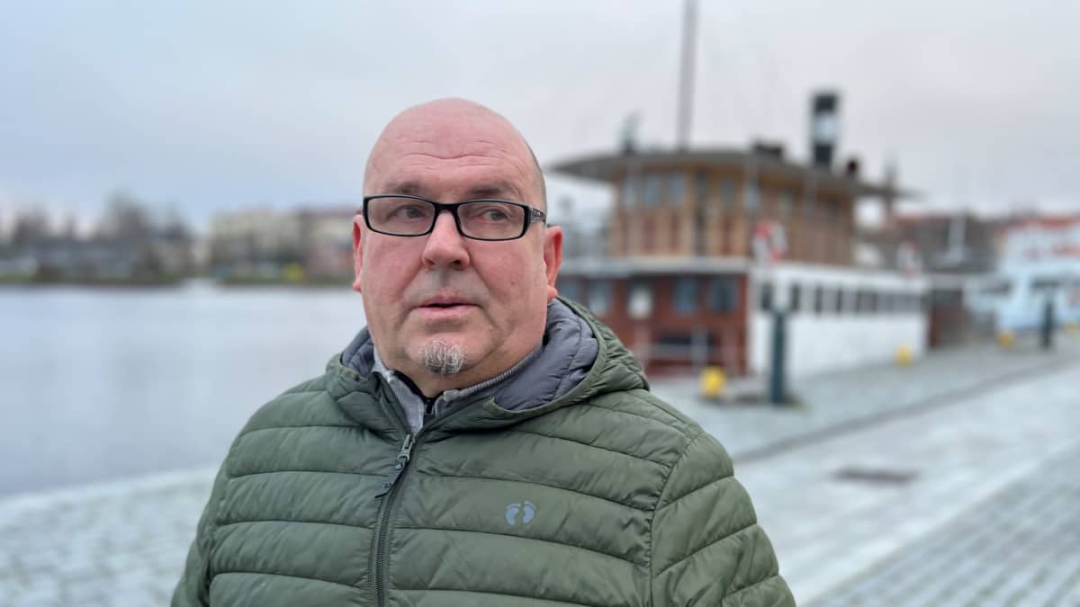 Jarmo Hirvonen Savonlinnan satamalaiturilla lähikuvassa.