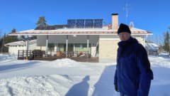 Mika Ruusunen seisoo suunnittelemansa energiatehokkaan talon takapihalla.