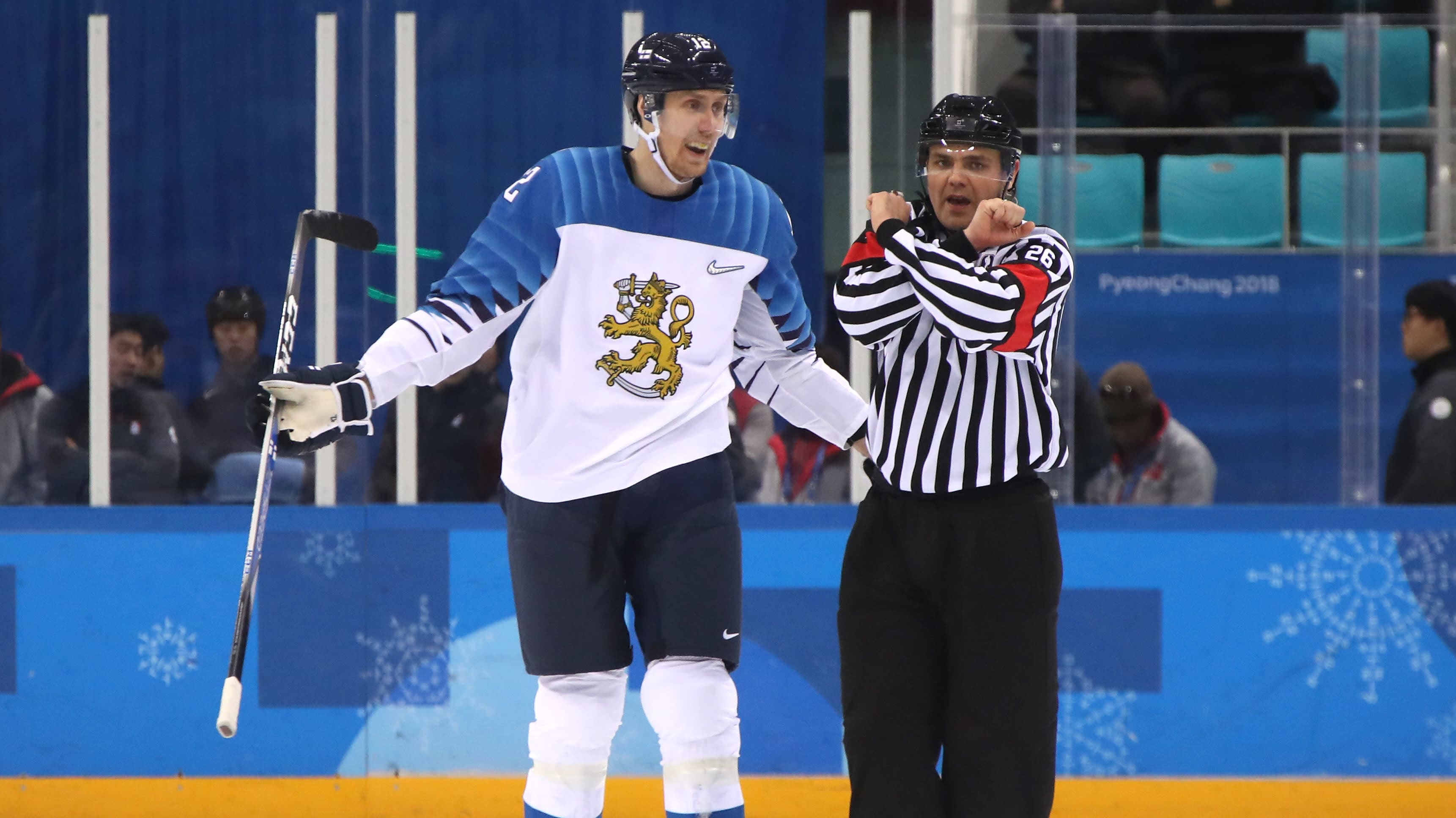 Marko Anttila ihmettelee Pyeongchangin vuoden 2018 talviolympialaisissa saamaansa jäähyä. 