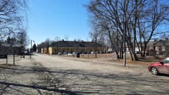 Mukulakivikatu. Vanhoja rakennuksia auringonpaisteessa.