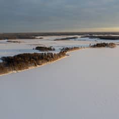 Talvinen Lappajärvi ilmasta kuvattuna.