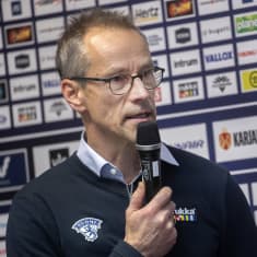 Naisleijonien päävalmentaja Pasi Mustonen.