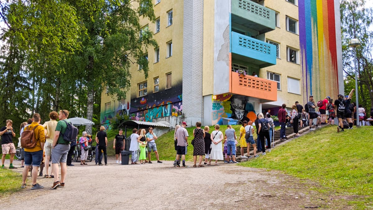 Taiteen kotitaloon jonottaa paljon ihmisiä.