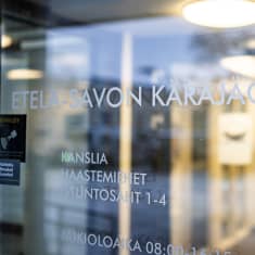 Etelä-Savon käräjäoikeuden sisäänkäynti lähikuvassa.