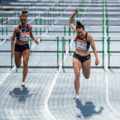 Reetta Hurske ylittää maaliviivan ensimmäisenä naisten sadan metrin aitajuoksussa Lahdessa kesällä 2021.