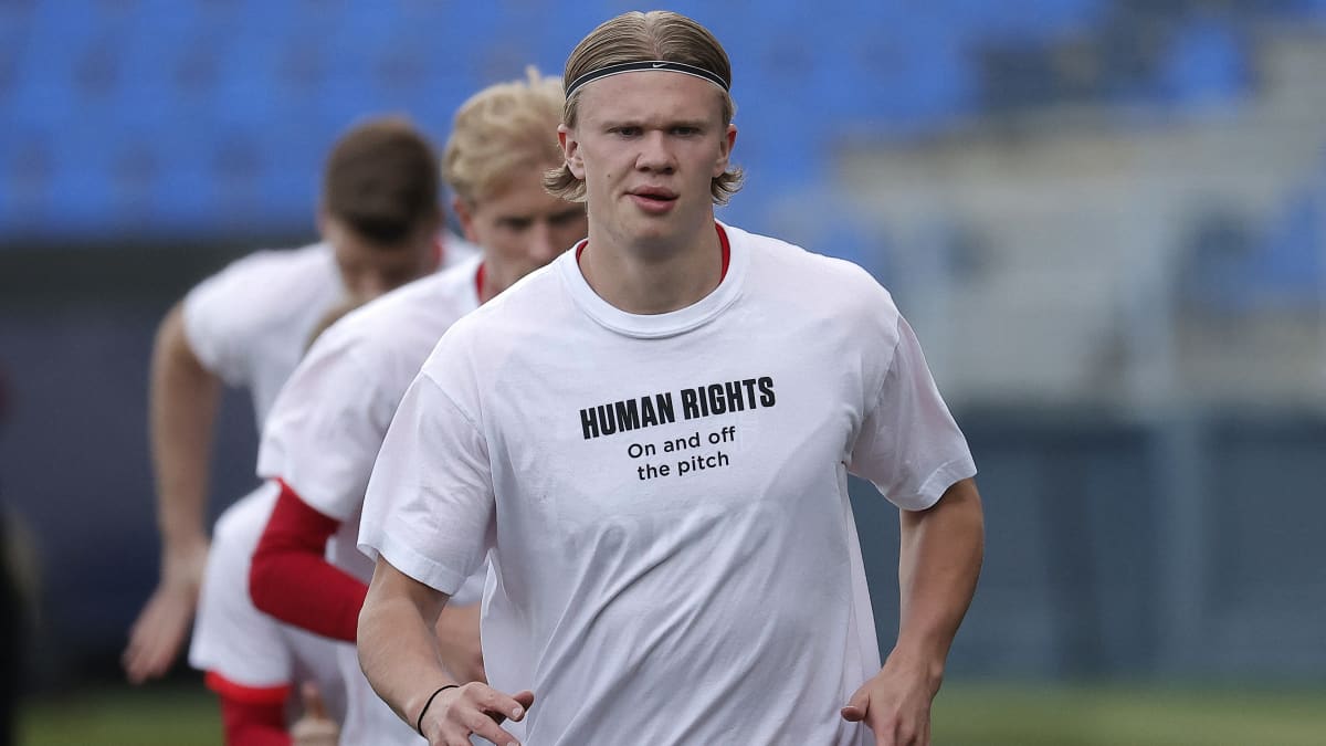 Erling Haaland lämmitteli hölkäten mietteliäs ilme naamallaan T-paidassa, jossa lukee Human Rights on and off the pitch. 