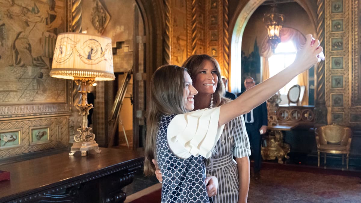 Fabiana Rosales de Guaido ja Melania Trump ottavat yhteistä selfieta Mar-a-Lagossa.