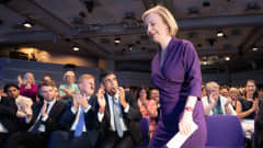 Liz Truss hymyilee puoluetovereidensa edessä 5. syyskuuta, jolloin hänet nimitettiin pääministeriksi.