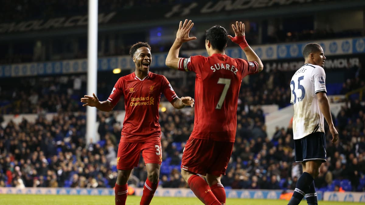Liverpoolin Raheem Sterling ja Luis Suarez juhlimassa maalia.