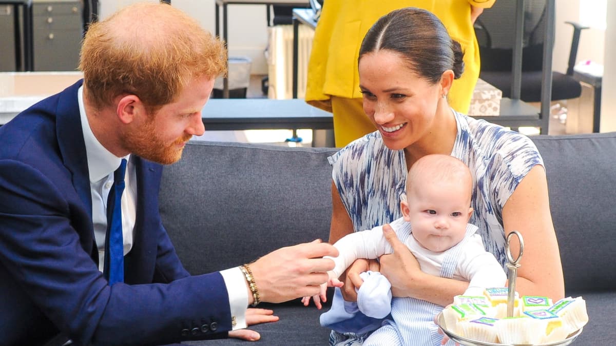 Prinssi Harry ja herttuatar Meghan, jonka sylissä on Archie.