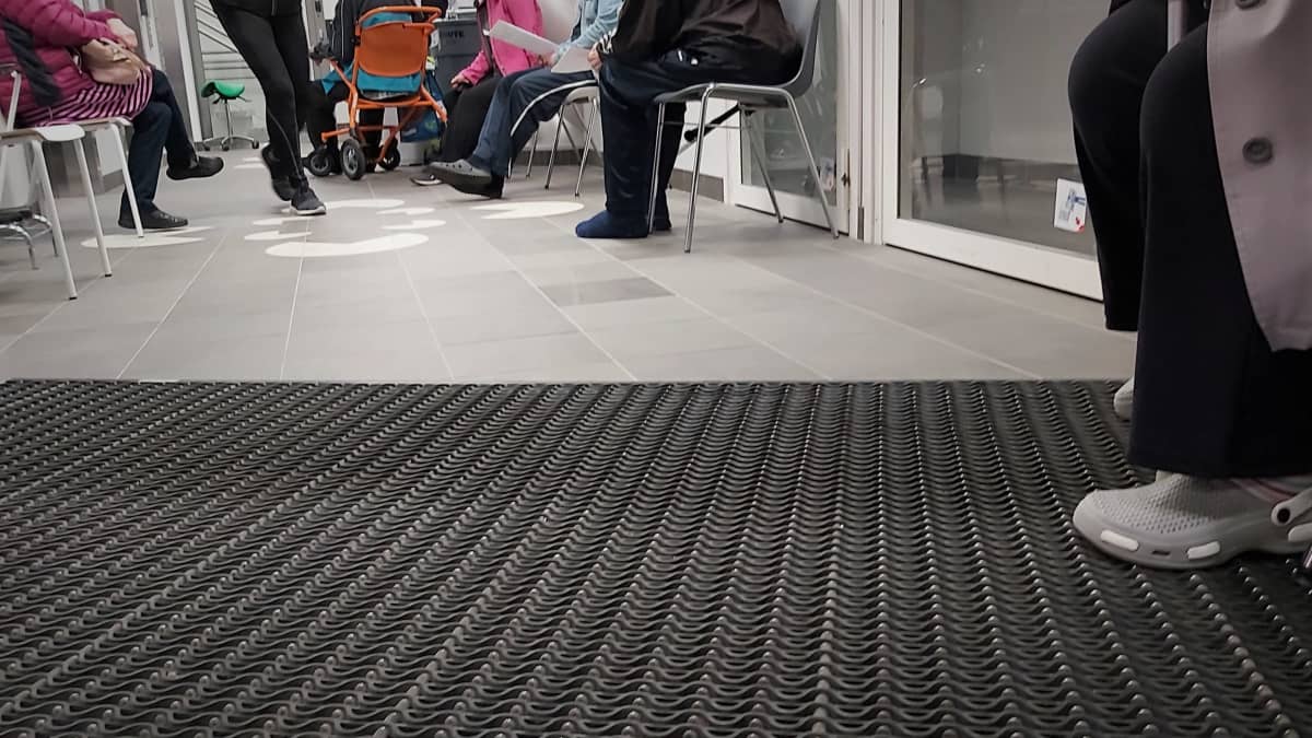 Hissiaulassa istuu viisi ihmistä odottamassa päivystykseen pääsyä