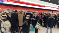 Människor går in i metron i Stensvik
