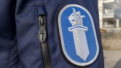 Poliisitunnus hihamerkkinä.
