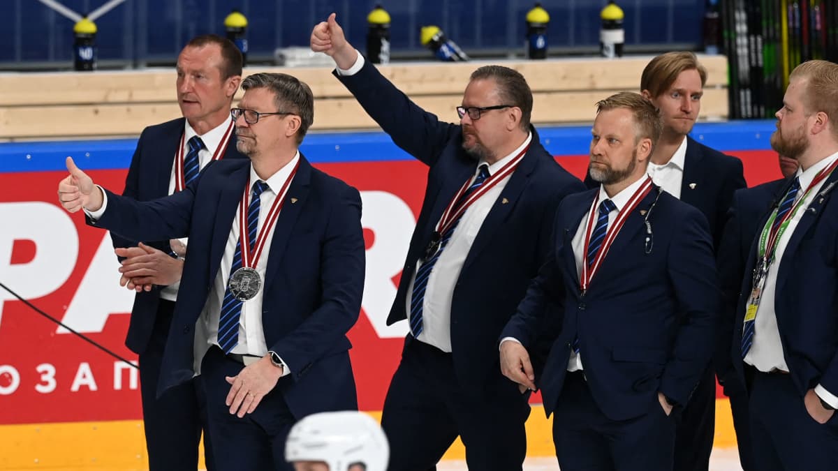 Suomen valmennusjohdon ja johtoryhmän jäseniä peukuttamassa Kanadan voittoa.