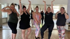 XXL dance -tanssitunnille osallistuneita naisia poseerausasennoissa.