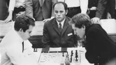 Boris Spasski ja Bobby Fischer pelaavat shakkia.