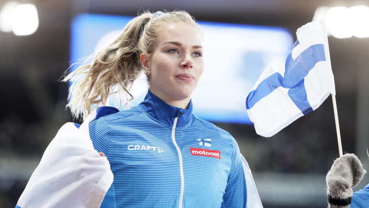 Elina Lampela juhlii voittoaan Ruotsi-ottelussa. 