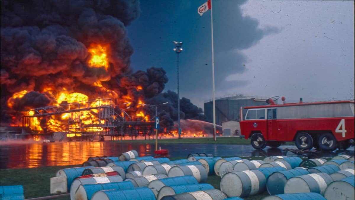 Esson öljyvaraston tulipalo Kokkolan Ykspihlajassa toukokuussa 1973. Tulimeri roihuaa öljysäiliöiden ympärillä.