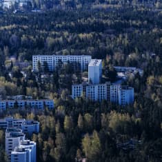 Kuvassa on kerrostaloja toukokuussa 2020.