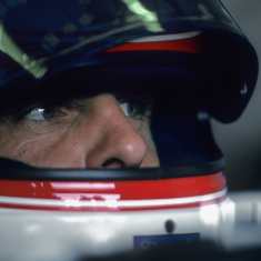 Roland Ratzenberger lähikuvassa kypärä päässä.