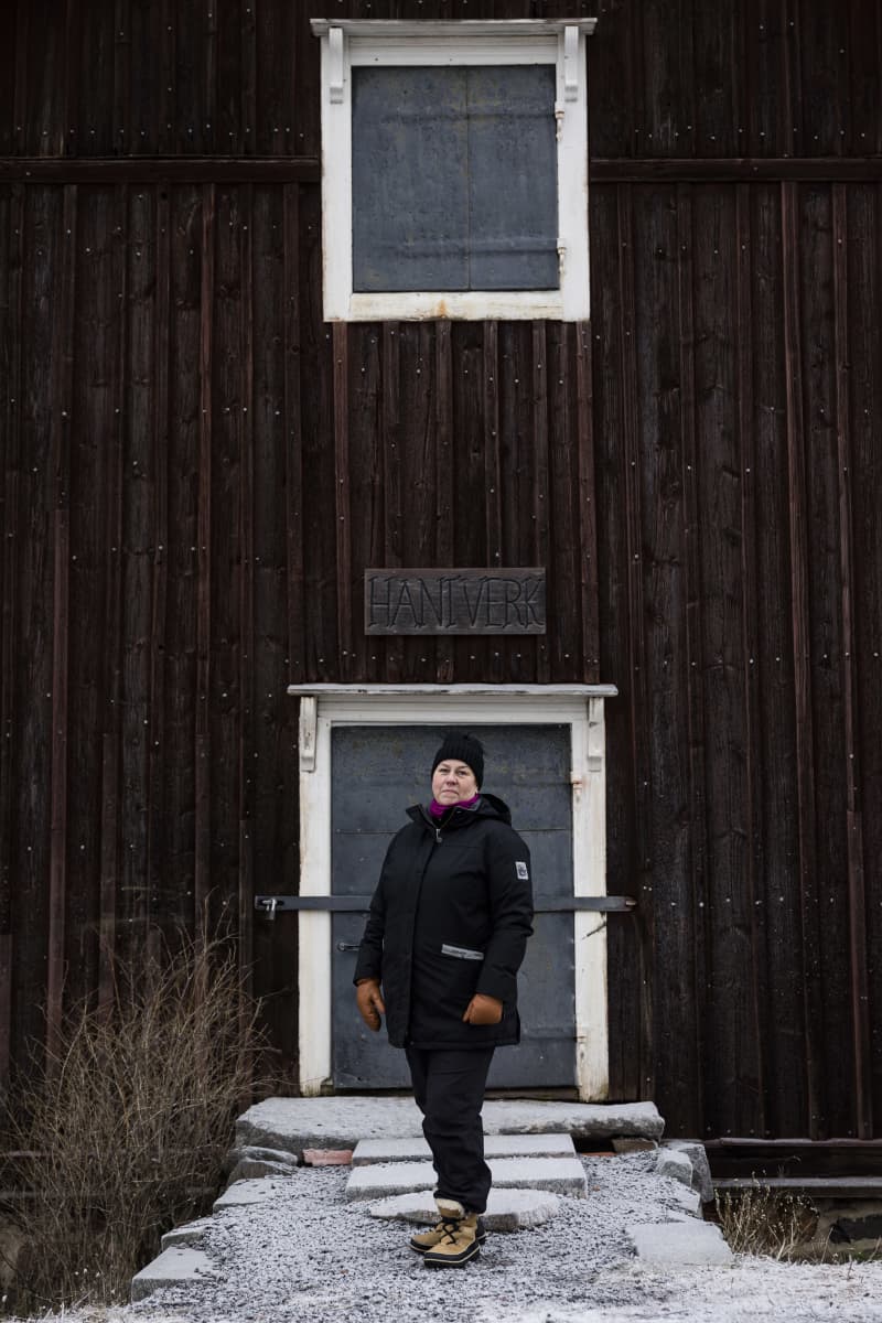 Heidi Lindholm, Bromarvin kylätoimikunnan sihteeri kuvattu yhden Bromarvin vanhimman rakennuksen edessä.