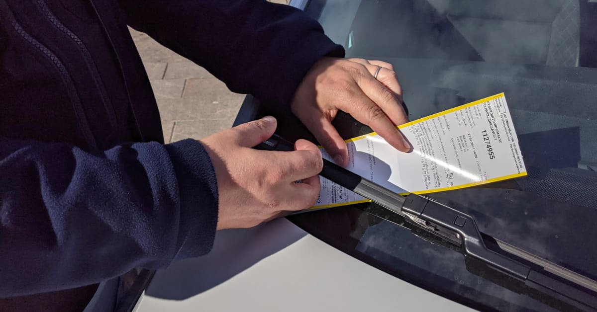 Pysäköinninvalvoja raahautui auton mukana ja mursi olkapäänsä Tampereella – kuljettaja tuomittiin vammantuottamuksesta