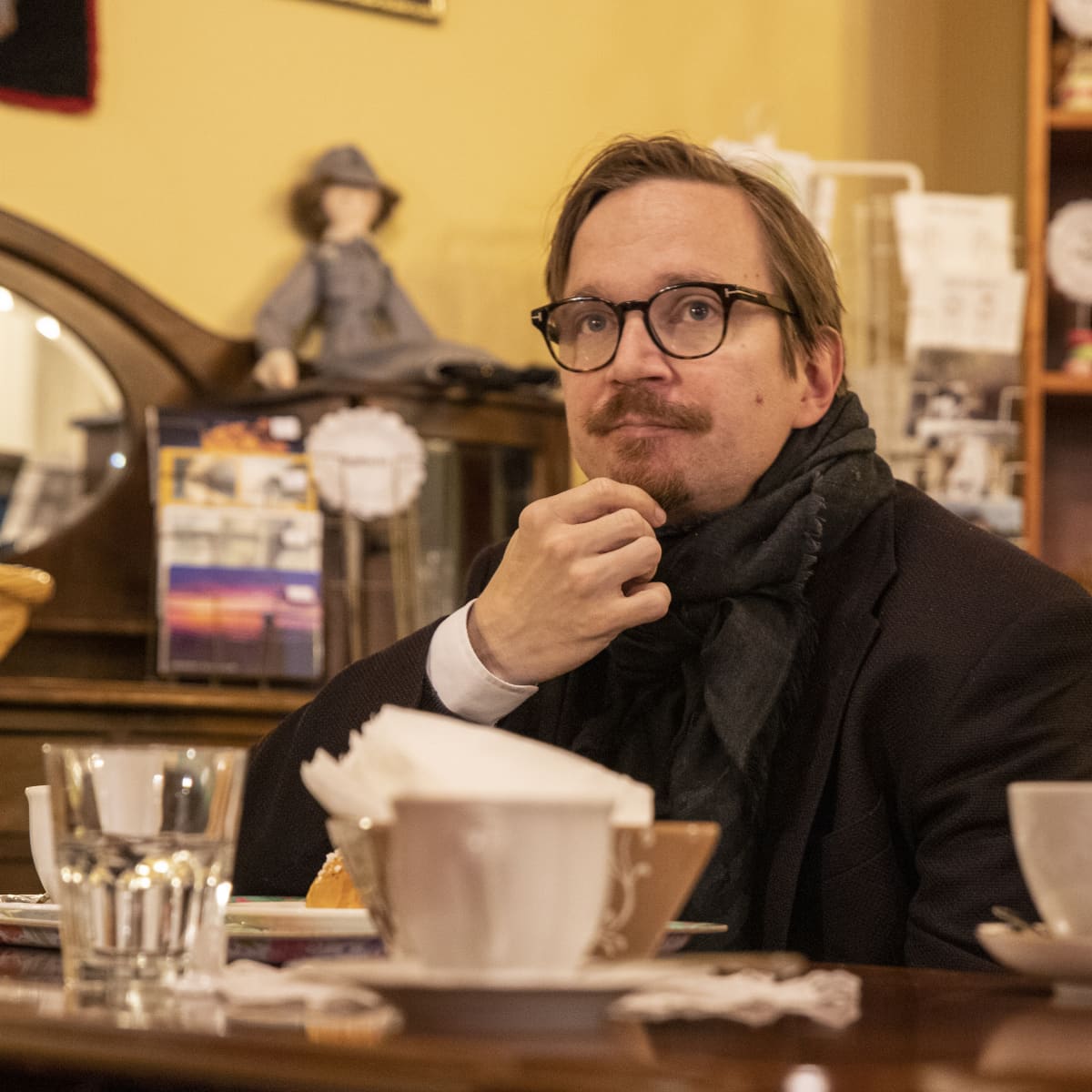 Sorjosen showrunner Miikko Oinonen istumassa lappeenrantalaisessa kahvilassa.