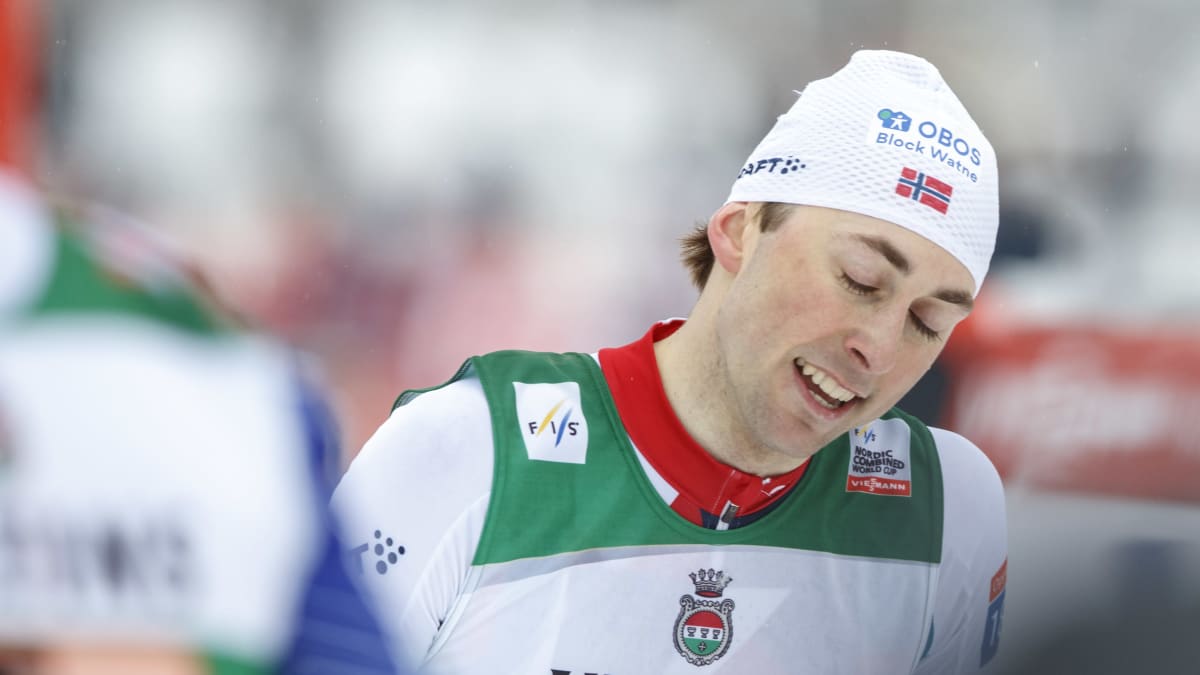 Jarl Magnus Riiber sulkee silmänsä Salpausselän kisoissa.