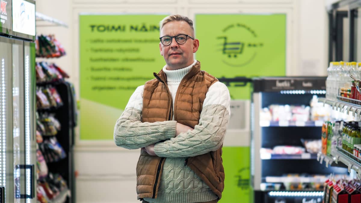 Minismart itsepalvelumyymälän kauppias Petri Jaakkola seisoo kaupassa hyllyjen välissä.