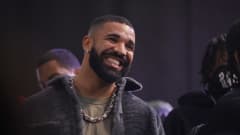 Drake puhuu lavalla Drake's Till Death Do Us Part rap-taistelun aikana 30. lokakuuta 2021 Long Beachissä, Kaliforniassa.