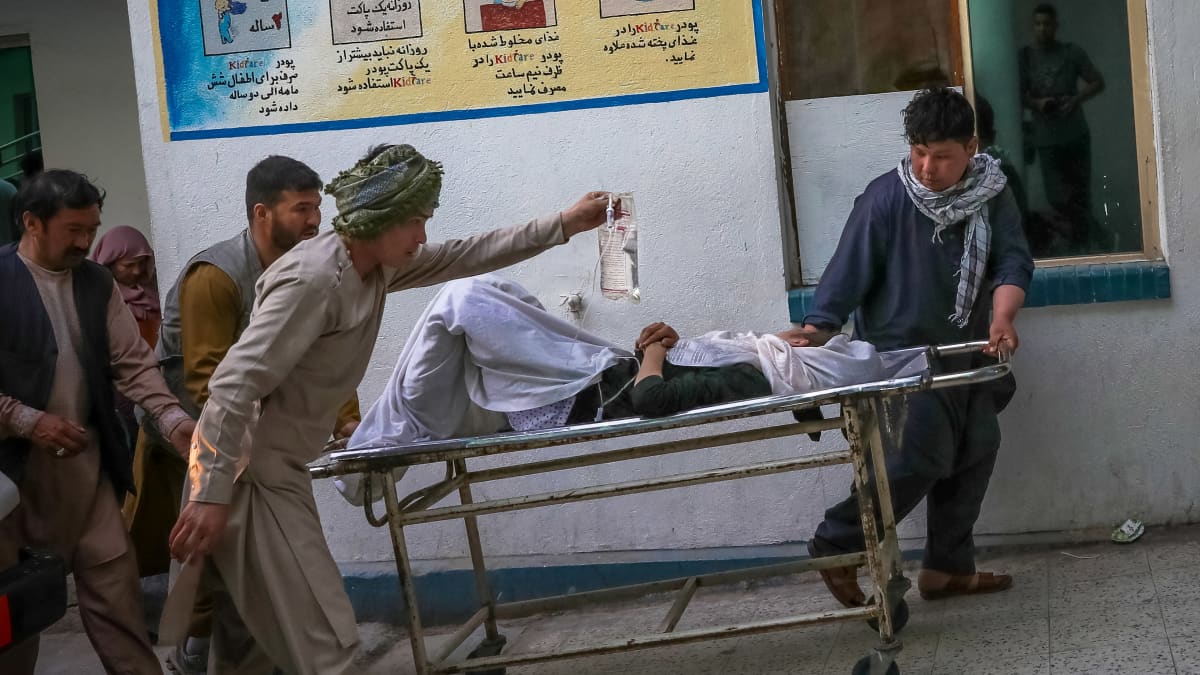 Räjähdyksessä loukkaantunutta tyttöä vietiin sairaalaan Kabulissa Afganistanissa.