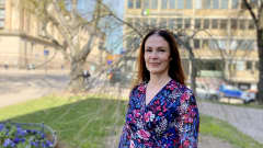 nainen puistossa