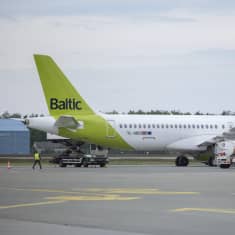Air Balticin lentokone Riikan lentokentällä.