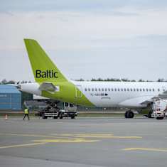 Ett AirBaltic-plan står parkerat på flygplatsen i Riga.
