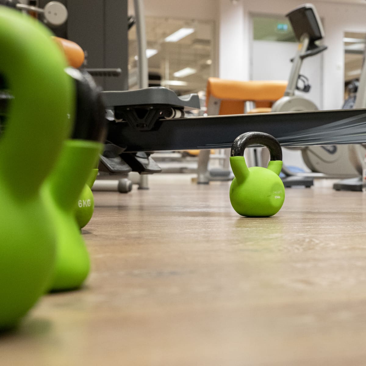 Kahvakuula kuntosalin lattialla.